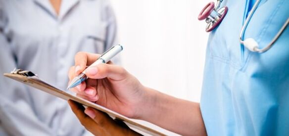 lekarz przepisuje leczenie bólu dolnej części pleców